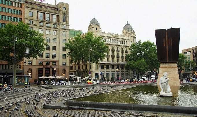 Барселона за один день - площадь Каталонии. Если верить жителям города, то именно здесь находится нулевой километр Барселоны.