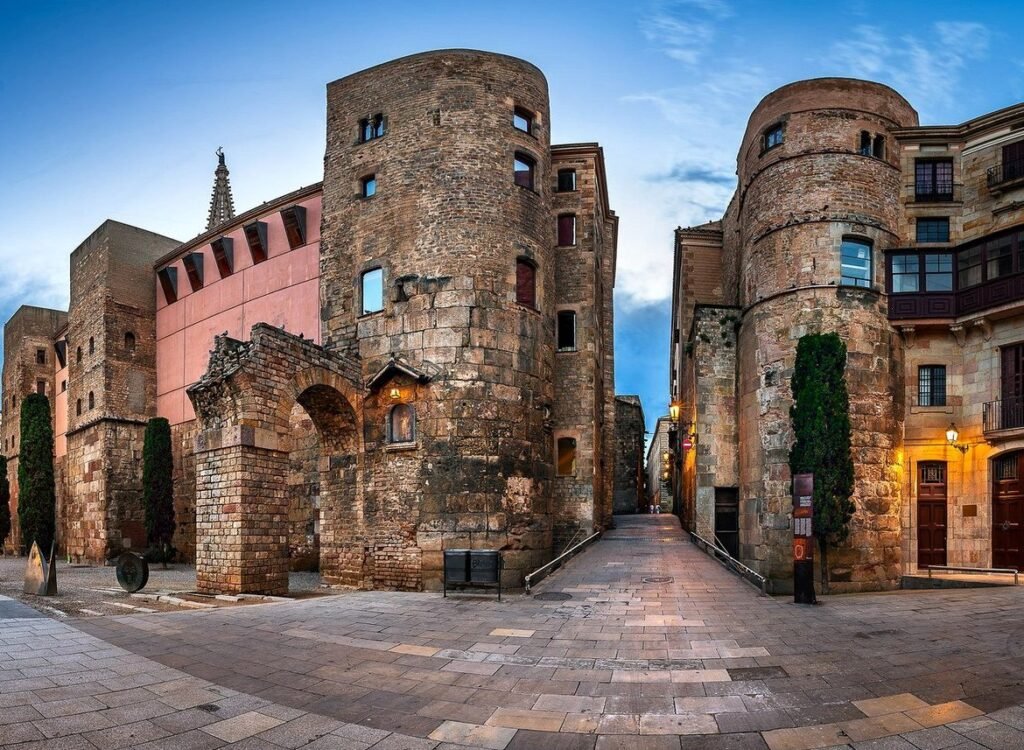 Тайны и легенды Готического квартала - башни города. Я приглашаю вас на экскурсию, во время которой поведаю о, прежде всего, самых потрясающих легендах Готического квартала.