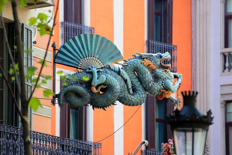 Барселона за один день - здесь живет, вероятно, самый большой дракон Барселоны.