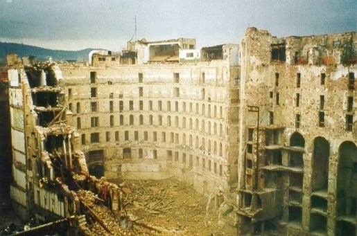 Однако, Раваль- это место, где соседствуют, уживаясь, а порою противоборствуя два мира.