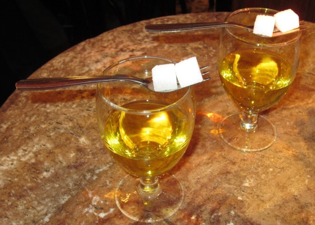 Однако, Раваль- это место, где соседствуют, уживаясь, а порою противоборствуя два мира.