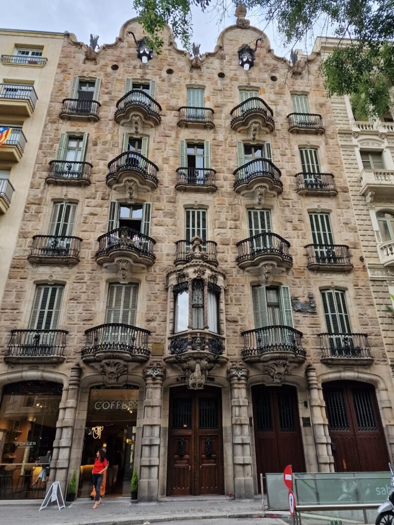 Экскурсии в Барселоне. Чем больше вы погрузитесь в её историю, тем больше открытий сделаете!