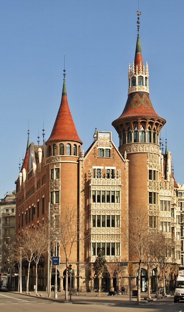 Барселона в стиле Модерн - дом с шипами. Если Вы неравнодушны к архитектурным памятникам, эти здания Вас наверняка заинтересуют