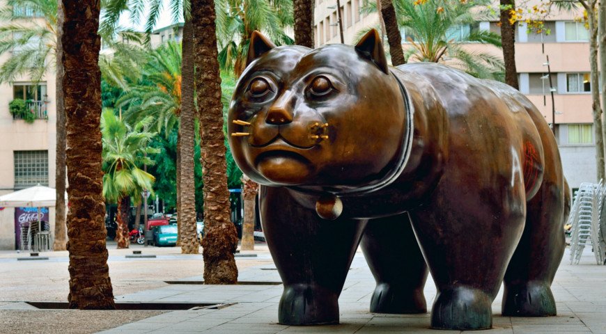 Однако, Раваль- это место, где соседствуют, уживаясь, а порою противоборствуя два мира.