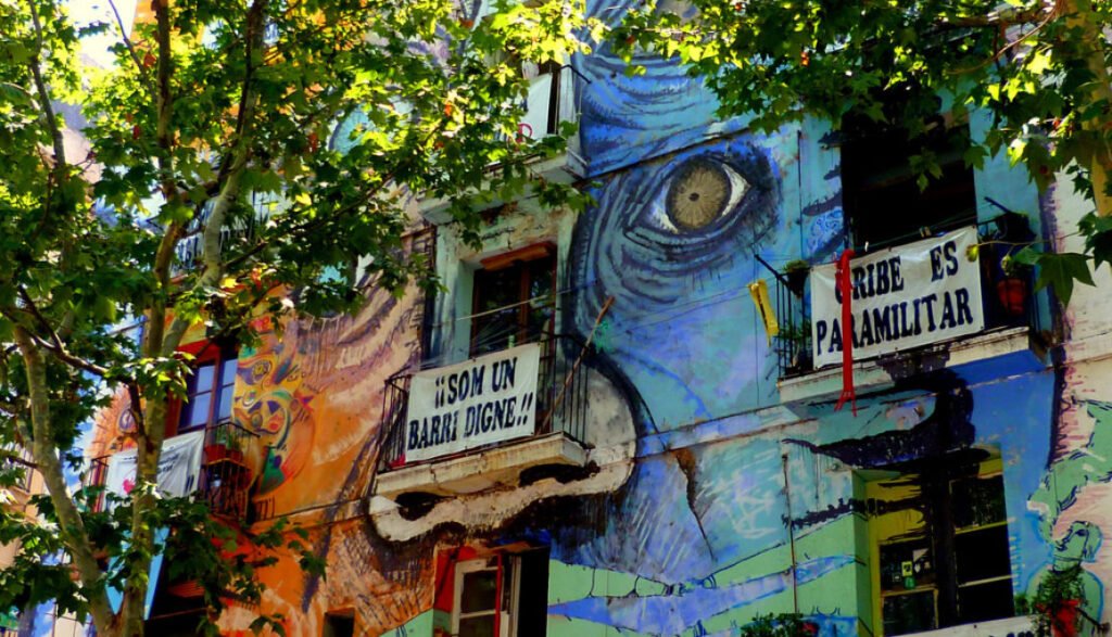 Однако, Раваль- это место, где соседствуют, уживаясь, а порою противоборствуя два мира.