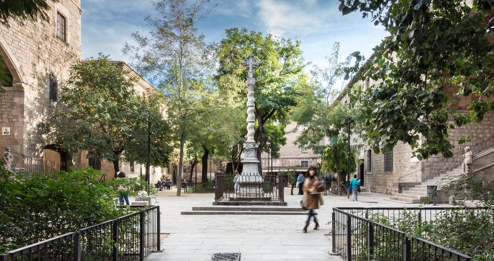 Однако, Раваль- это место, где соседствуют, уживаясь, а порою противоборствуя два мира.