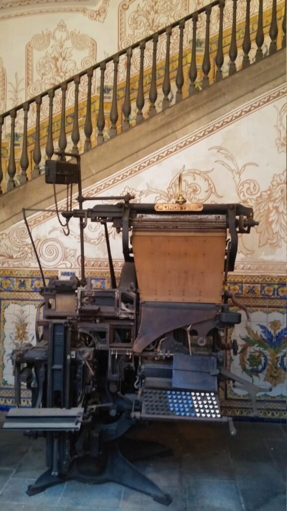 Однако, Раваль- это место, где соседствуют, уживаясь, а порою противоборствуя два мира.