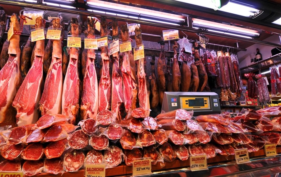 Раваль - два мира в одном квартале - рынок Бокерия. Однако, Раваль- это место, где соседствуют, уживаясь, а порою противоборствуя два мира.