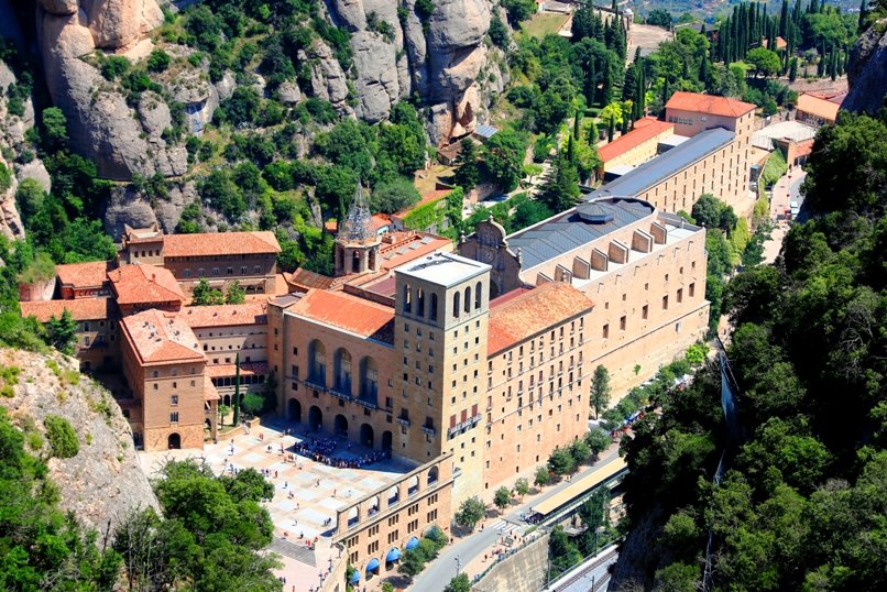 Монастырь Монсеррат - духовный символ Каталонии - вид на монастырь