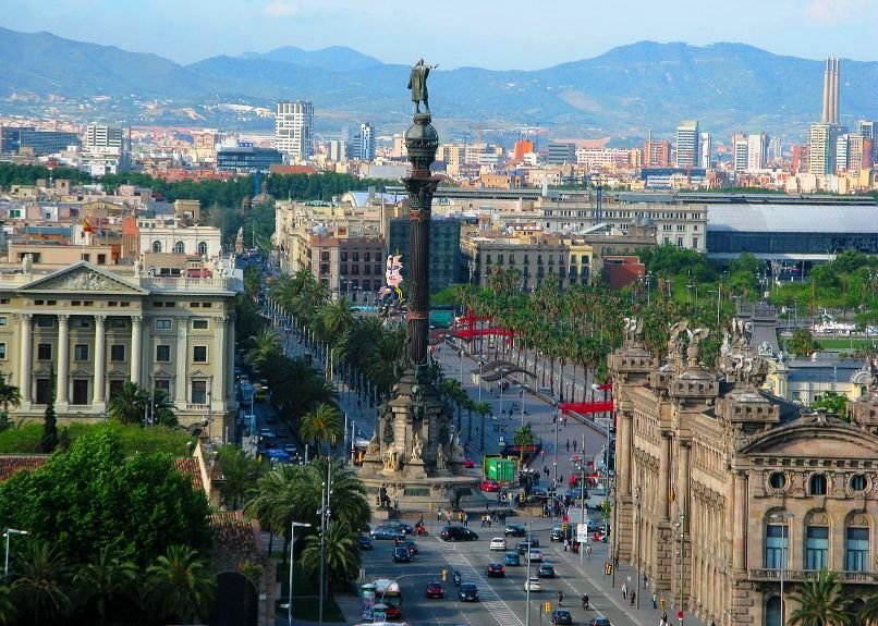 Обзорная экскурсия по основным достопримечательностям - площадь Врата Мира. Хотя экскурсия относительно сжатая, Вы сможете познакомиться с основными сокровищами Барселоны.