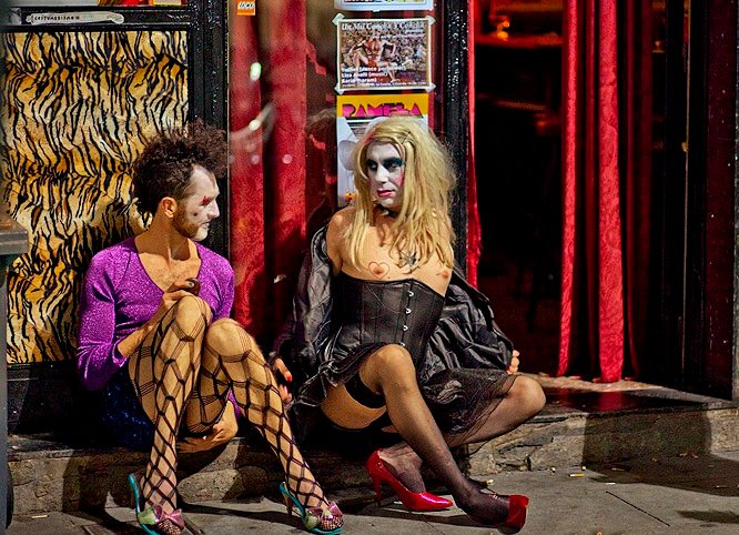 Однако, Раваль- это место, где соседствуют, уживаясь, а порою противоборствуя два мира.