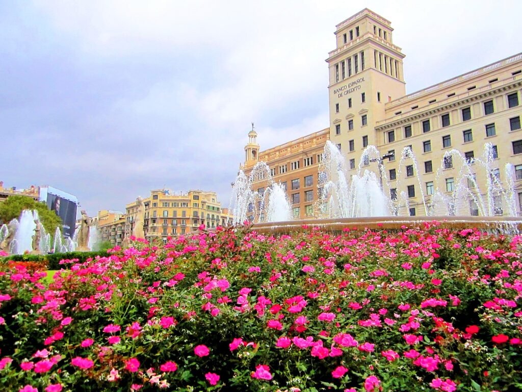 Обзорная экскурсия по основным достопримечательностям - площадь Каталонии.Хотя экскурсия относительно сжатая, Вы сможете познакомиться с основными сокровищами Барселоны.