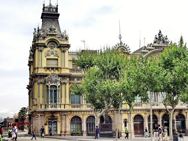 Основная обзорная эксккурсия - морская набережная. Хотя экскурсия относительно сжатая, Вы сможете познакомиться с основными сокровищами Барселоны.