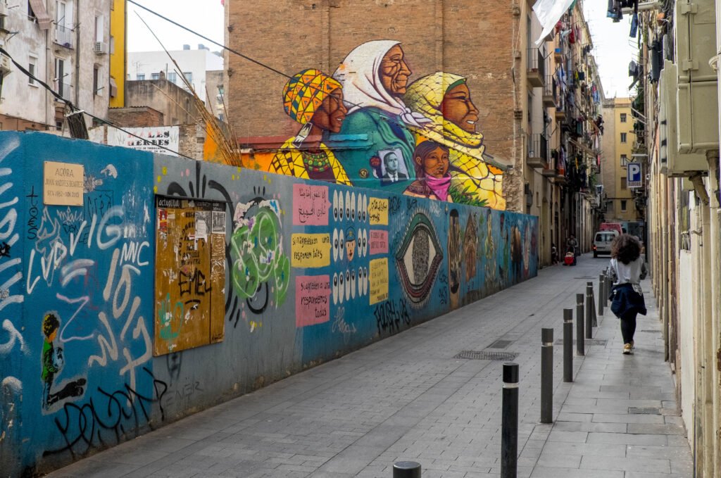 Однако, Раваль- это место, где соседствуют, уживаясь, а порою противоборствуя два мира.