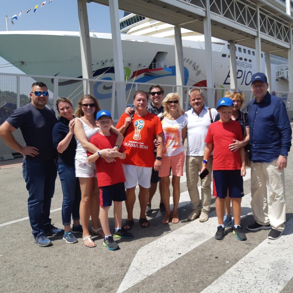 Потому-то для тех, кто хочет с пользой провести это время, составлена наша экскурсия "С корабля на... экскурсию по Барселоне"