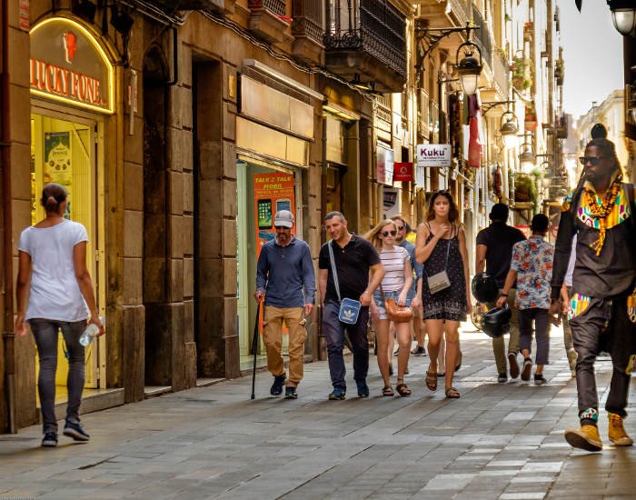 Однако, Раваль- это место, где соседствуют, уживаясь, а порою противоборствуя два мира.