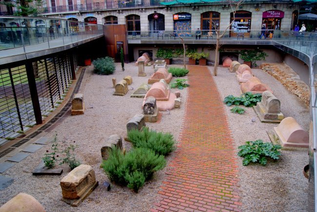 Тайны и легенды Готического квартала - римское кладбище. Я приглашаю вас на экскурсию, во время которой поведаю о, прежде всего, самых потрясающих легендах Готического квартала.