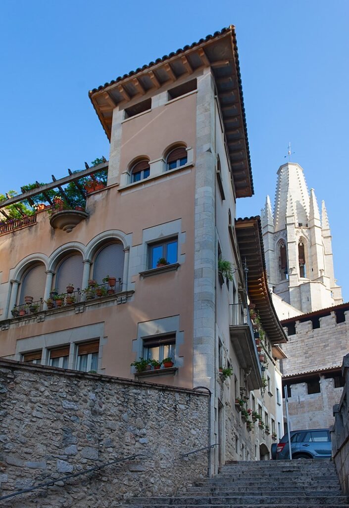 Жирона - улочки. Так как древний город богат многовековой культурой и историей, пёстро окрашенной легендами и мифами, Жирону часто называют «городом тысячи легенд».