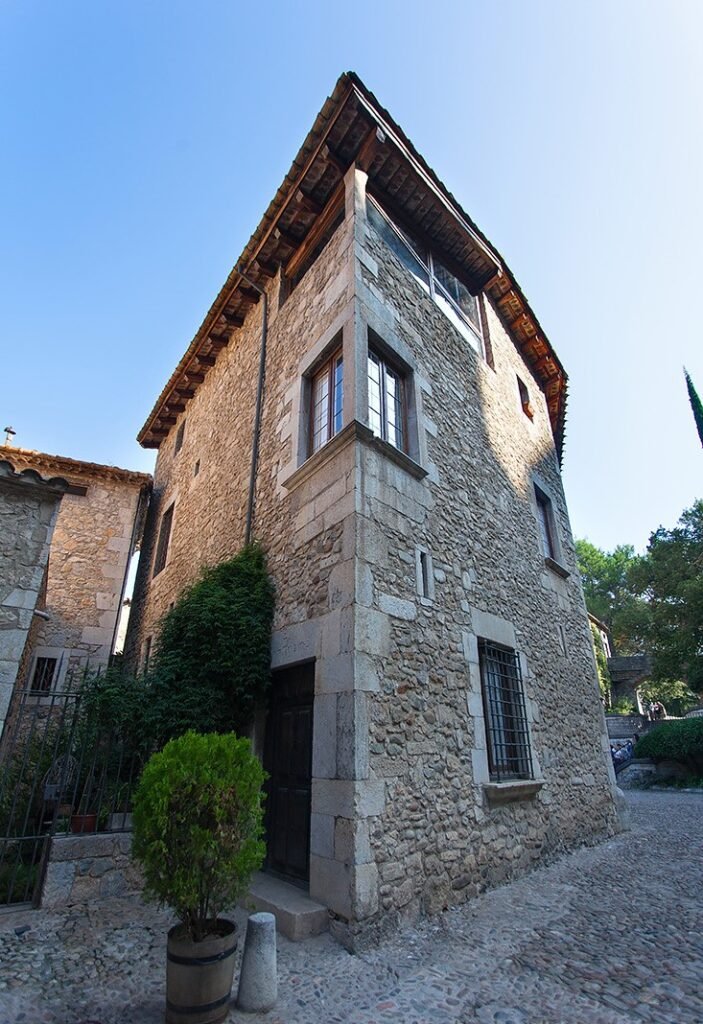 Жирона - дух старины.Так как древний город богат многовековой культурой и историей, пёстро окрашенной легендами и мифами, Жирону часто называют «городом тысячи легенд».