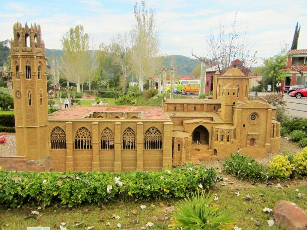 парк «Каталония в миниатюре» и Заколдованный лес