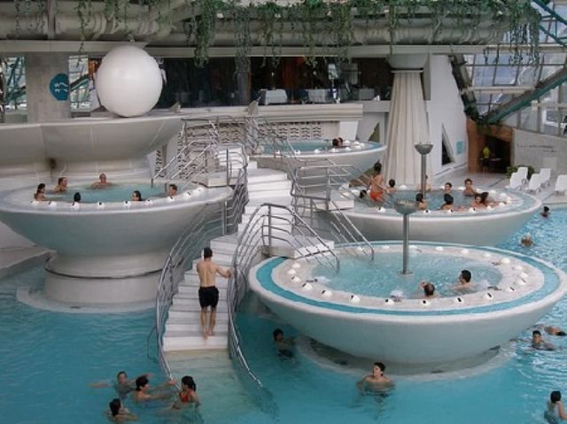 Термальные источники Андорры. Поскольку эти воды богаты серой и минералами, они обладают расслабляющим, ранозаживляющим, снимающим мышечное напряжение действием.