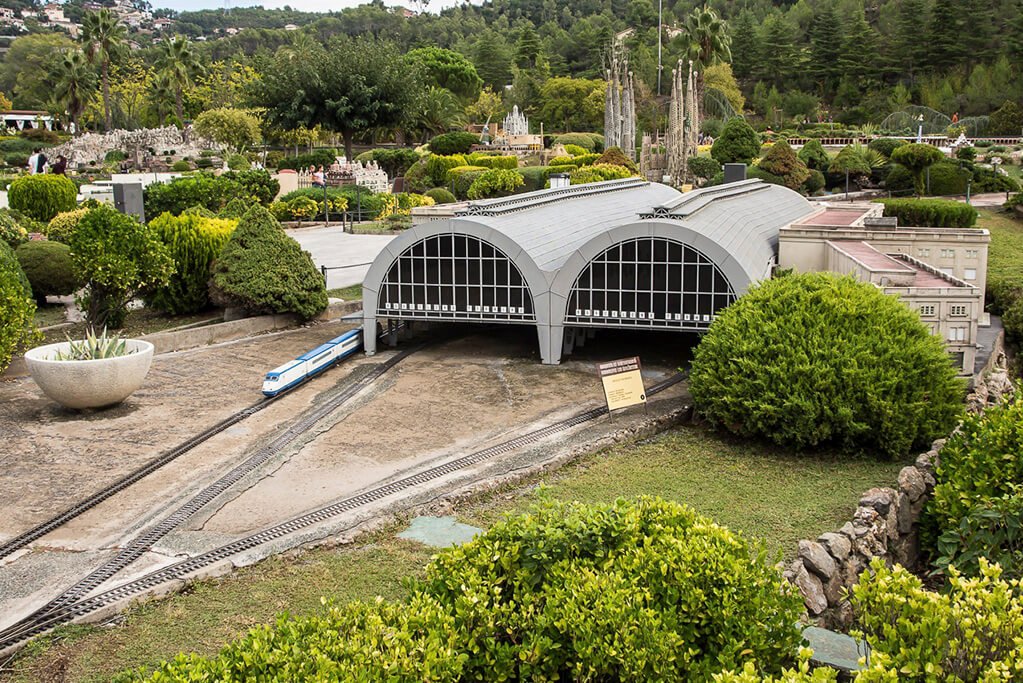 парк «Каталония в миниатюре» и Заколдованный лес - железнодорожный вокзал