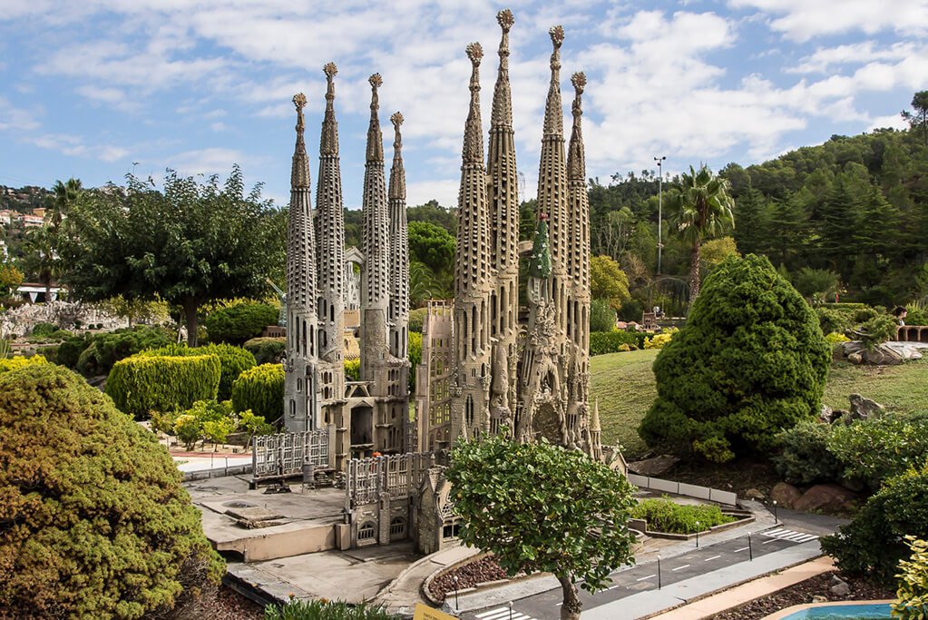 парк «Каталония в миниатюре» и Заколдованный лес - Саграда Фамилия