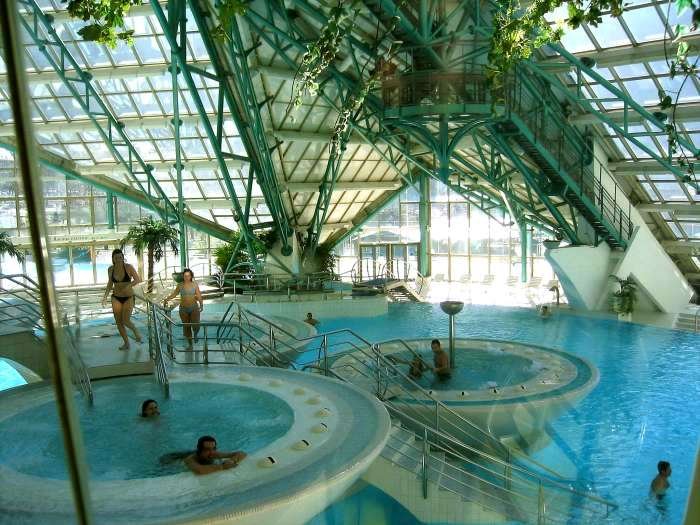 Термальные источники Андорры. Поскольку эти воды богаты серой и минералами, они обладают расслабляющим, ранозаживляющим, снимающим мышечное напряжение действием.