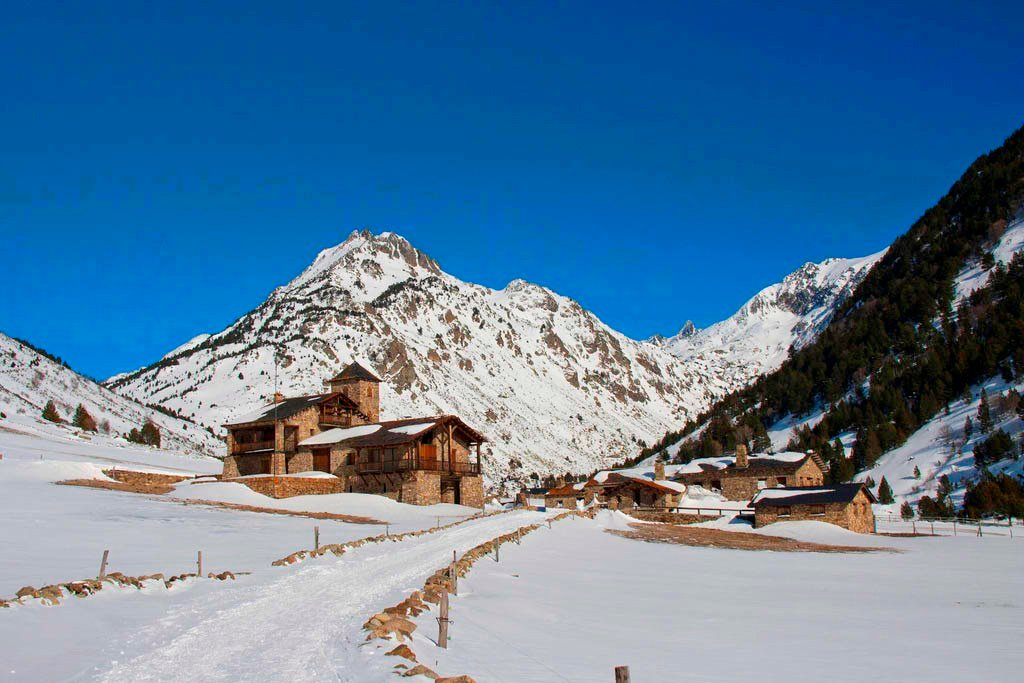 В Андорре чудесные виды. Так как здесь высокие горы, много снега, а солнце ярко светит практически круглый год, благодаря средиземноморскому положению страны.