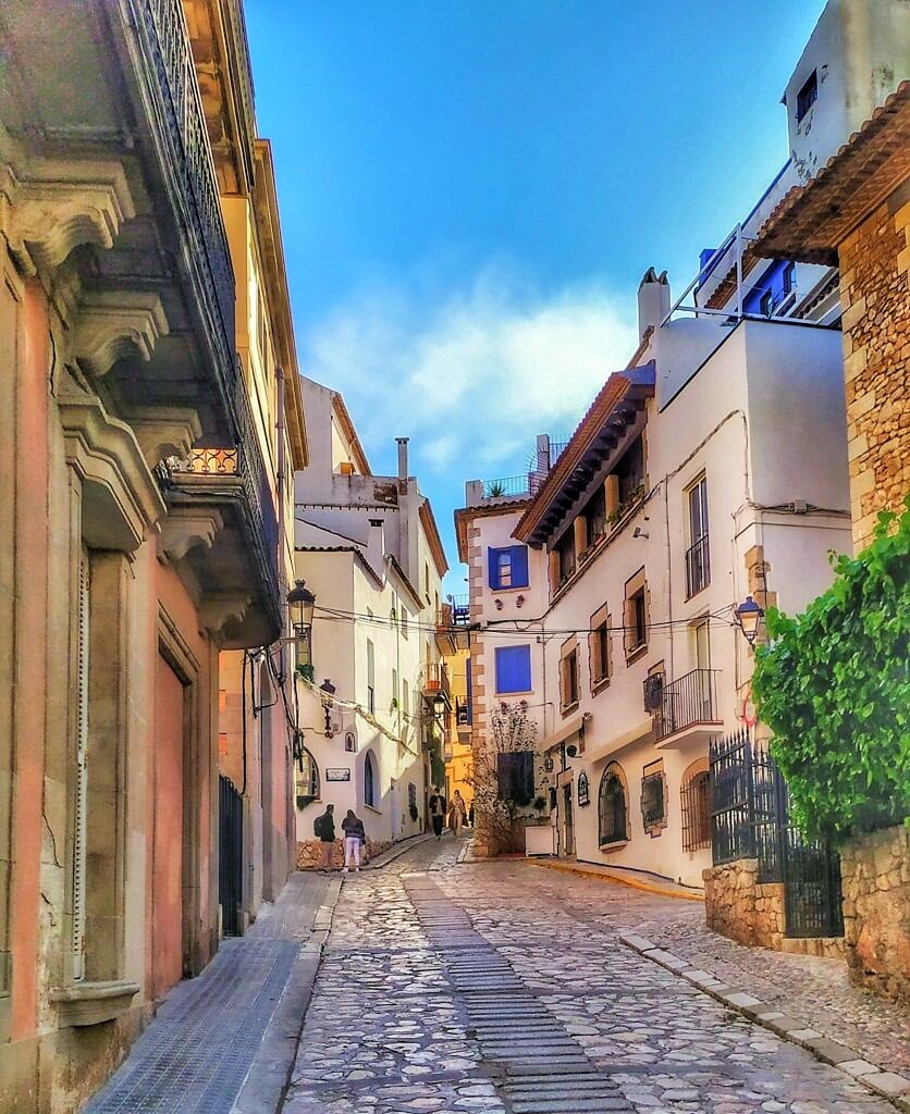 Ситжес и винные погреба Торрес - вечерний Ситжес