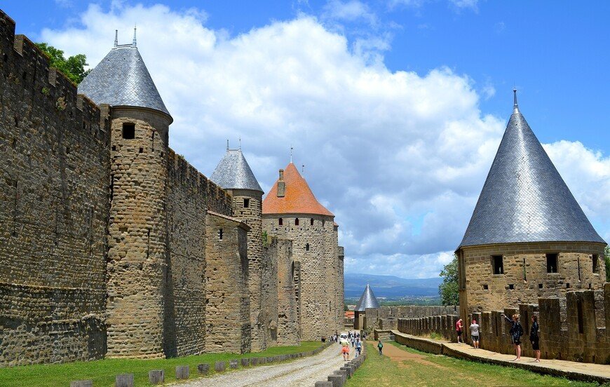 Каркассон - двойной ряд крепостных стен замка Каркасон
