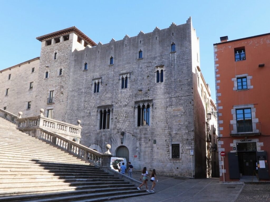 Жирона - дом архидиакона.Так как древний город богат многовековой культурой и историей, пёстро окрашенной легендами и мифами, Жирону часто называют «городом тысячи легенд».