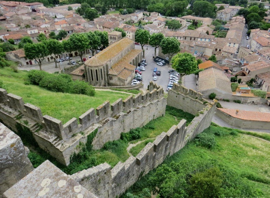 Каркассон - защищённый въезд в замок Комталь