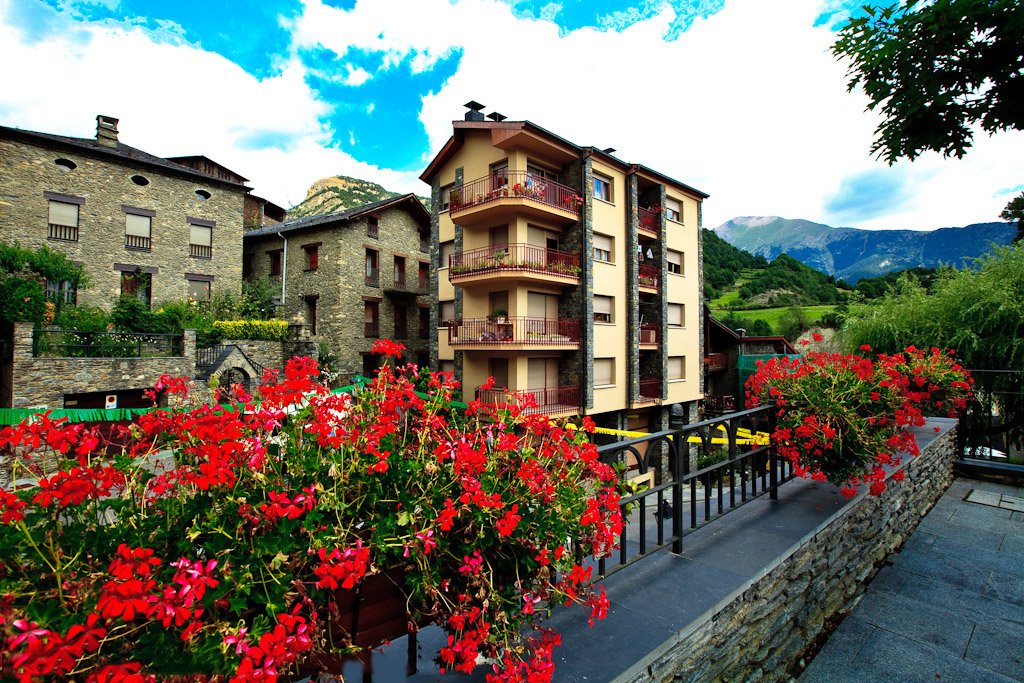 В Андорре чудесные виды. Так как здесь высокие горы, много снега, а солнце ярко светит практически круглый год, благодаря средиземноморскому положению страны.