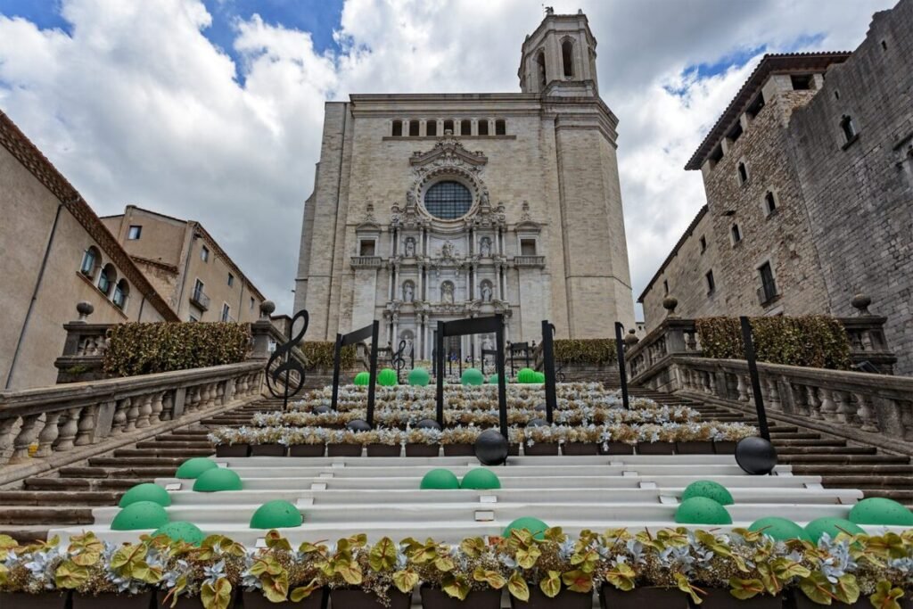 Жирона - фестиваль цветов. Так как древний город богат многовековой культурой и историей, пёстро окрашенной легендами и мифами, Жирону часто называют «городом тысячи легенд».