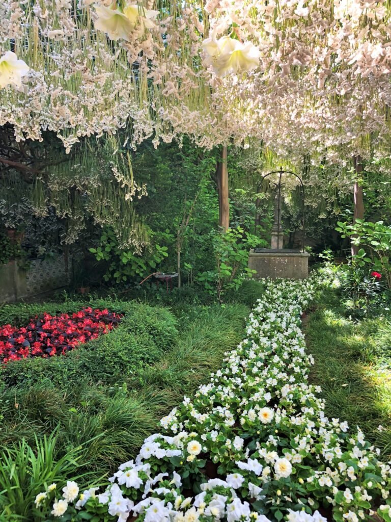 Жирона - фестиваль цветов.Так как древний город богат многовековой культурой и историей, пёстро окрашенной легендами и мифами, Жирону часто называют «городом тысячи легенд».