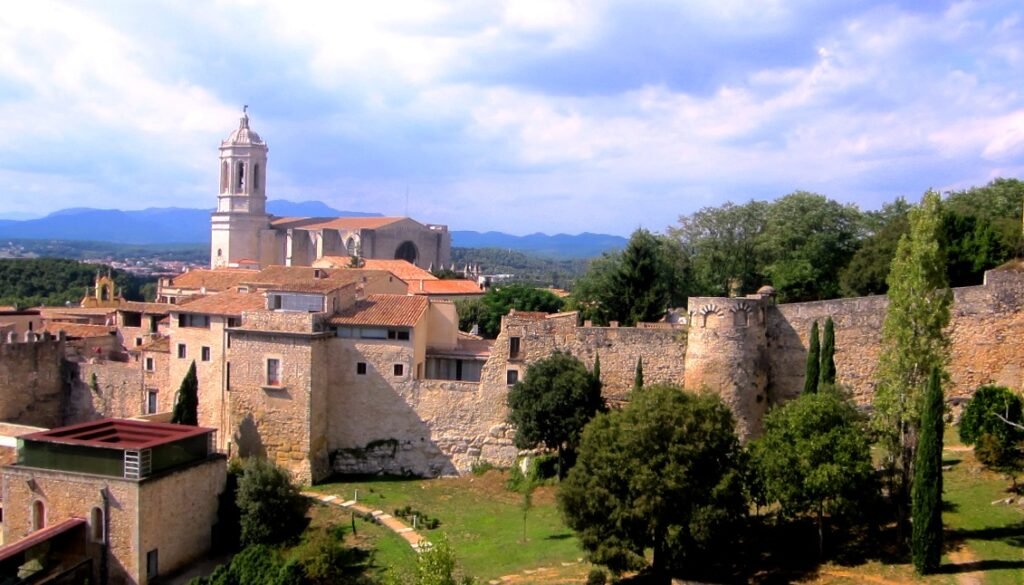 Жирона - крепостная стена. Так как древний город богат многовековой культурой и историей, пёстро окрашенной легендами и мифами, Жирону часто называют «городом тысячи легенд».